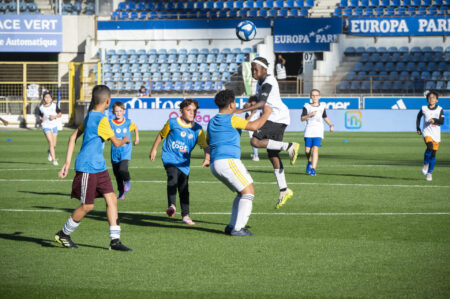 enfants-qui-jouent-au-foot