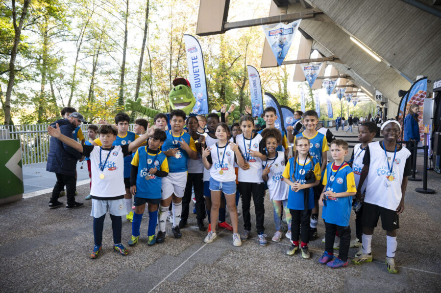 enfants-qui-célèbrent-leur-victoire-et-montrent-leurs-médailles