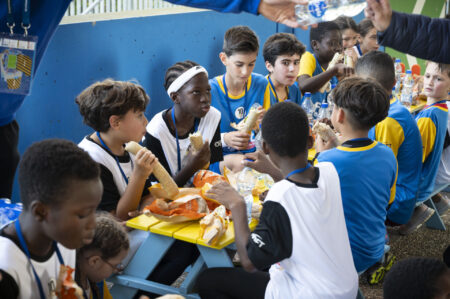 enfants-qui-partagent-un-repas