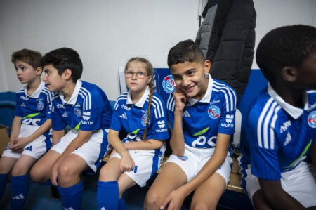 enfants-en-maillot-de-foot-dans-un-vestiaire