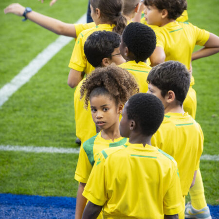 enfants-sur-le-terrain-de-foot