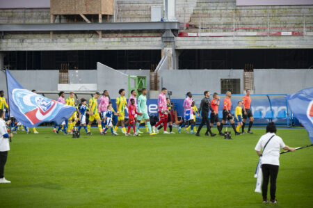 Terrain-de-foot-du-stade-de-la-Meinau-Fooballeurs-et-enfants