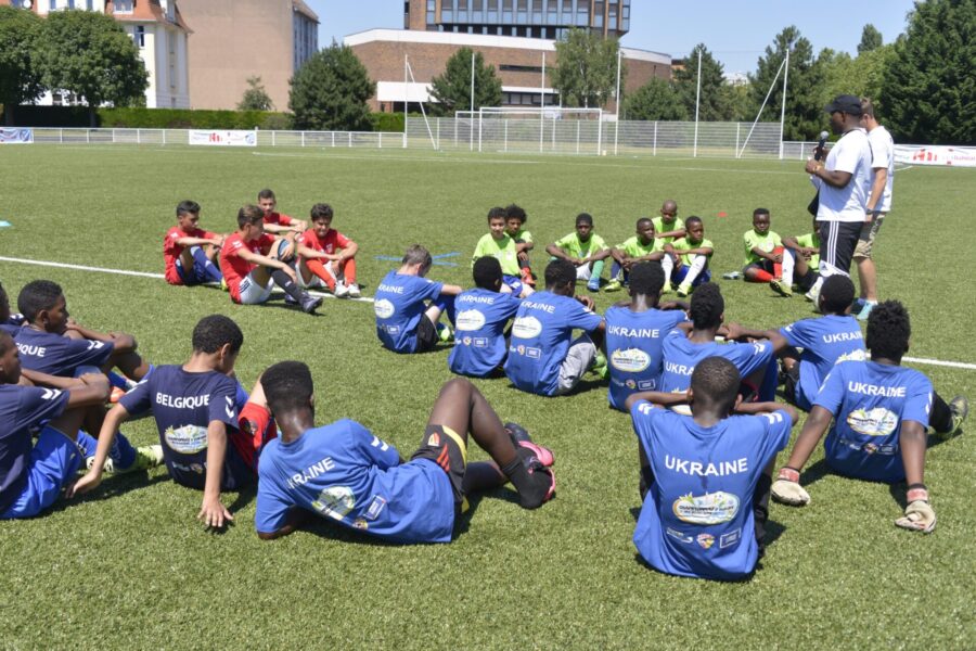 enfants-sur-un-terrain-de-foot